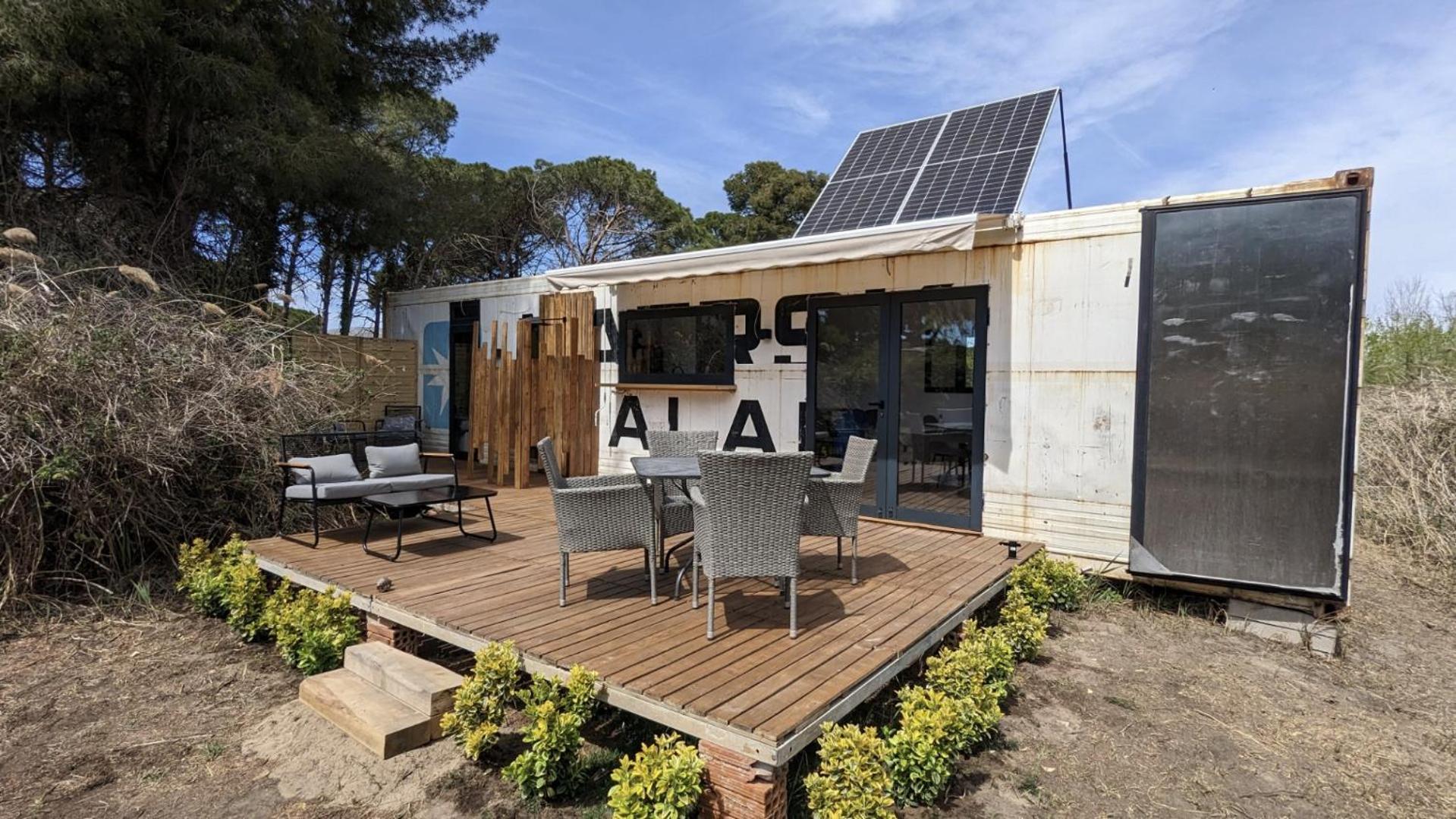 Cooltainer Retreat: Sustainable Coastal Forest Tiny House Near Barcelona Castelldefels Exteriér fotografie